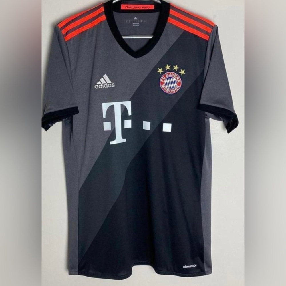 BAYERN MUNCHEN 2016/2017 away football jersey. ADIDAS size medium men’s